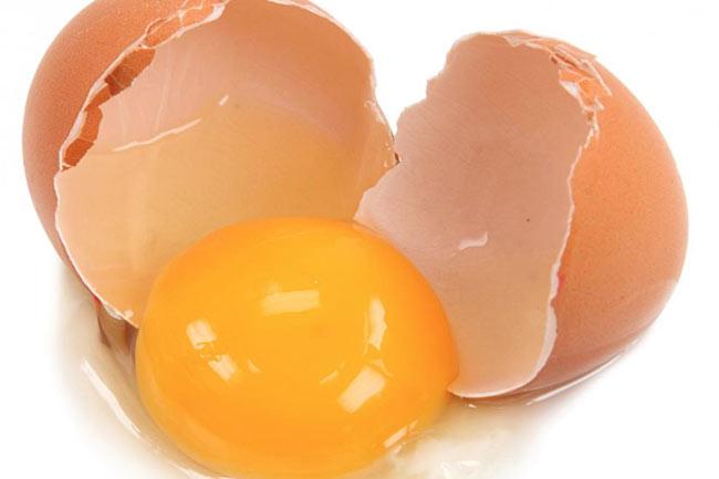 cách chữa mụn cho da khô bằng lòng đỏ trứng gà