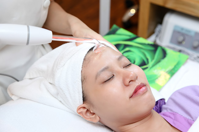 Đi spa trị mụn đầu đen