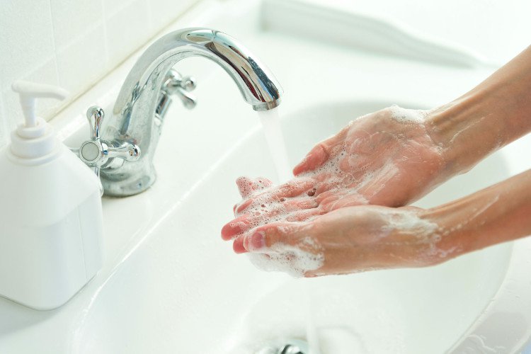 Nên rửa tay trước khi đắp mặt nạ trị mụn