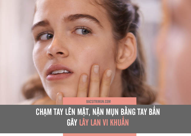 chạm tay lên mặt là thói quen gây mụn