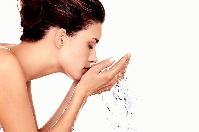 Rửa mặt trước khi sử dụng kem trị mụn linh sâm