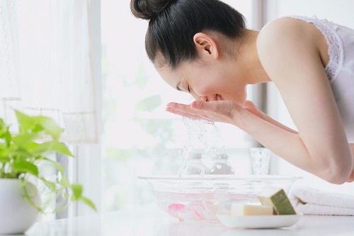 Vệ sinh da sạch sẽ điều trị mụn ẩn