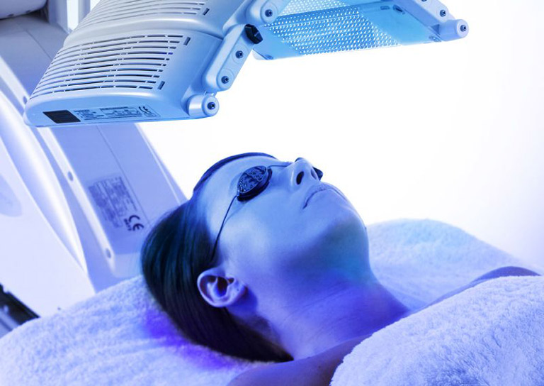 Phương pháp trị mụn an toàn bằng công nghệ blue light