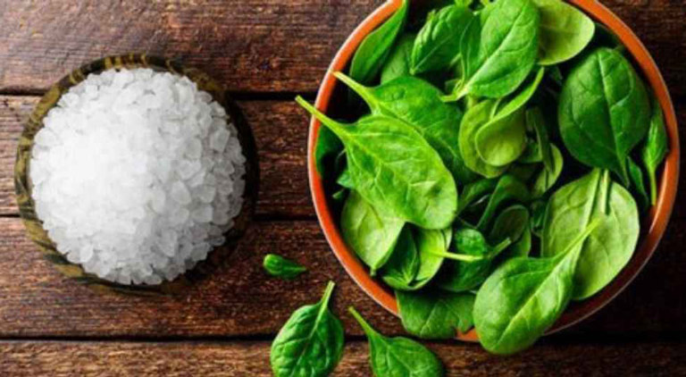 Thuốc trị mụn tự chế từ rau mồng tơi và muối biển