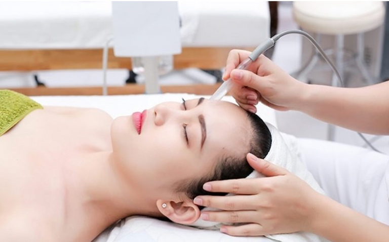 Nhân viên Spa điều trị mụn tận tâm, chuyên nghiệp