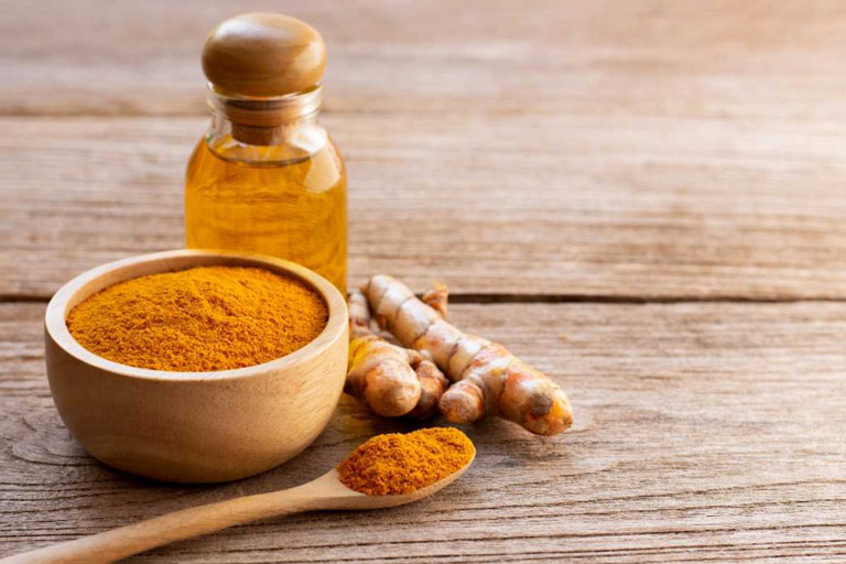 Cách trị mụn độc đáo từ nghệ
