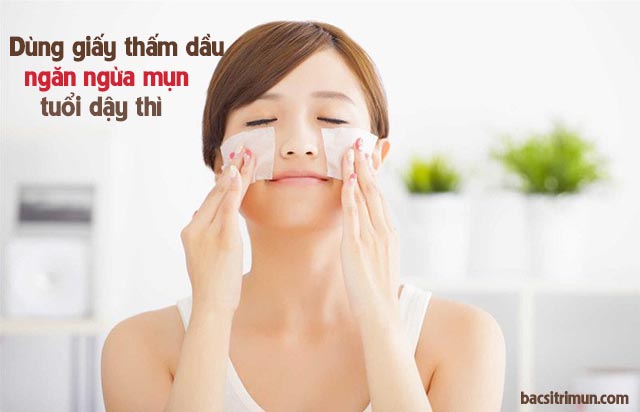 Dùng giấy thấm dầu là cách ngăn ngừa mụn trứng cá ở tuổi dậy thì hiệu quả