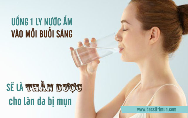 Uống nhiều nước là nguyên tắc khi trị mụn cần phải nhớ