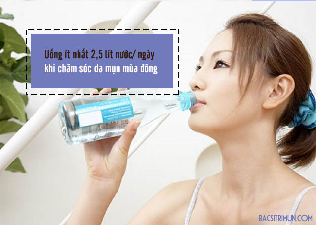 Uống nhiều nước là cách chăm sóc da khô mụn vào mùa đông