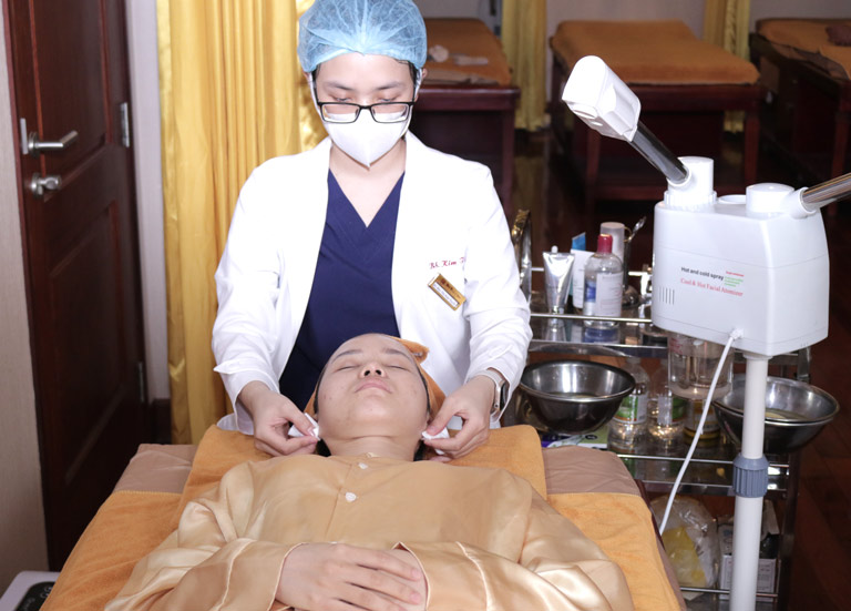 Dịch vụ chăm sóc da chuyên sâu ở Trung tâm Da liễu Đông y Việt Nam sẽ giúp giảm thiểu tình trạng sẹo thâm sau mụn hiệu quả