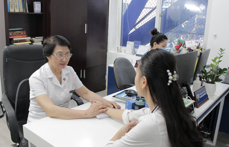 Chị Trang đang được bác sĩ chuyên khoa thăm khám
